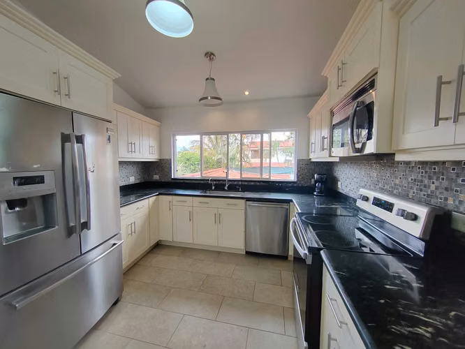 Casa en alquiler en Escazú con apartamento independiente - Imagen 2