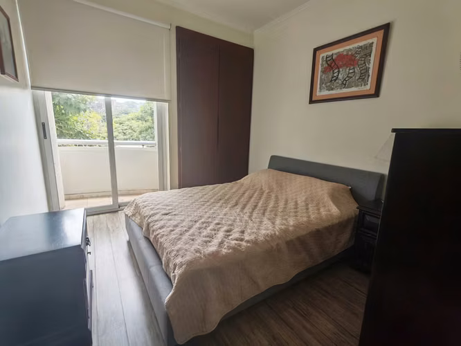 Condominio en alquiler en Escazú con amplia terraza y balcón