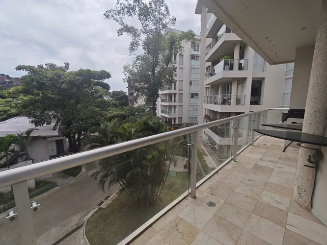 Condominio en alquiler en Escazú con amplia terraza y balcón
