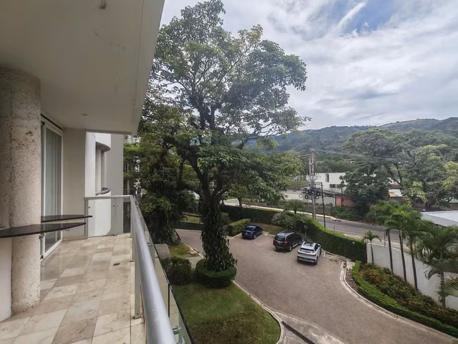 Condominio en alquiler en Escazú con amplia terraza y balcón