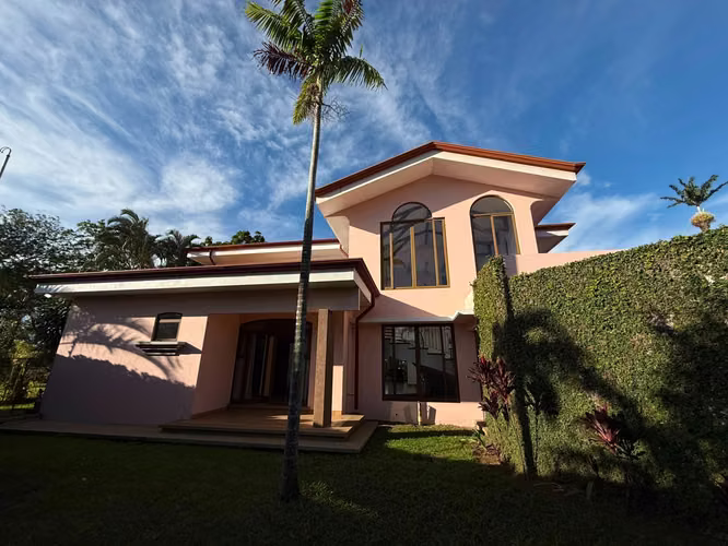 Casa de lujo frente al campo de golf en Cariari