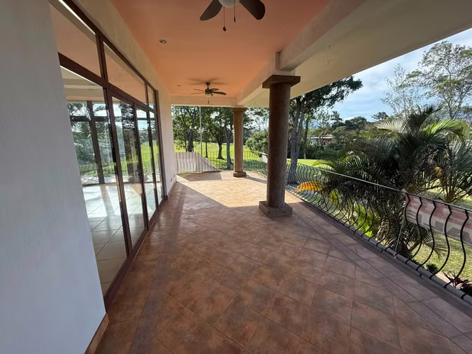 Casa de lujo frente al campo de golf en Cariari