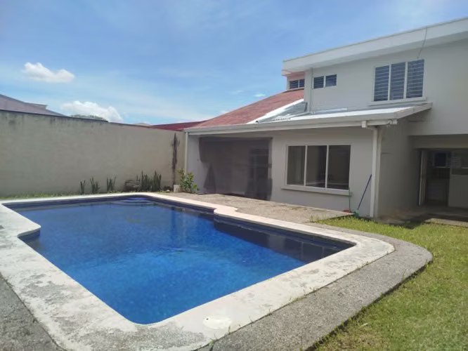 ¿Piscina privada, 314 m² y oficina en el corazón de Rohrmoser? Sí, es real y está disponible. 