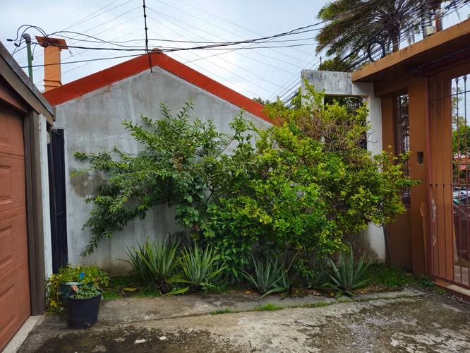 “Oportunidad Única: Casa para Remodelar en Rohrmoser” - Imagen 4