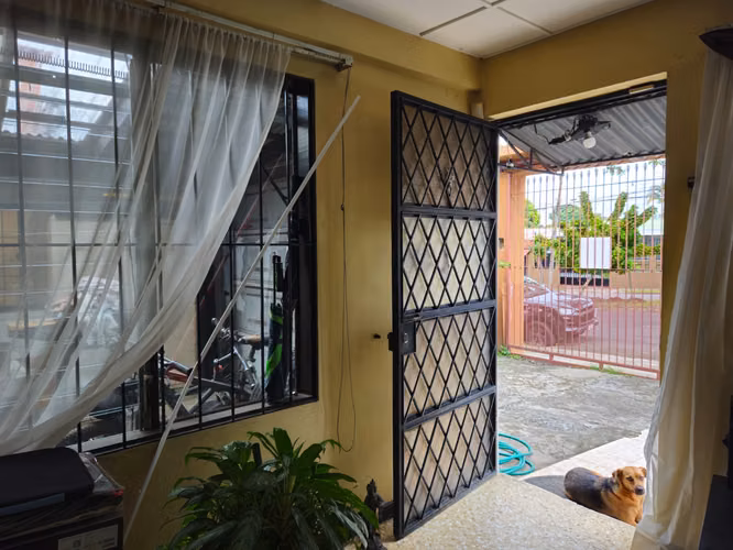 “Oportunidad Única: Casa para Remodelar en Rohrmoser” - Imagen 5