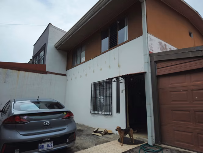 “Oportunidad Única: Casa para Remodelar en Rohrmoser” - Imagen 9