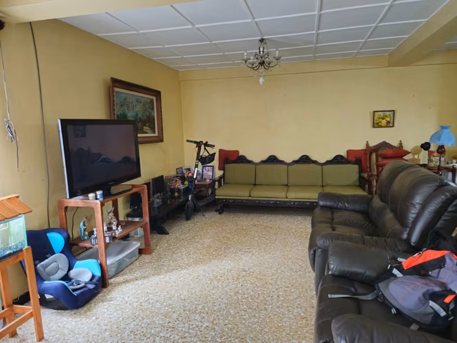 “Oportunidad Única: Casa para Remodelar en Rohrmoser” - Imagen 7
