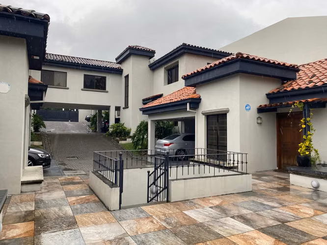 Amplia casa en alquiler amueblada en los Laureles de Escazu. - Imagen 4