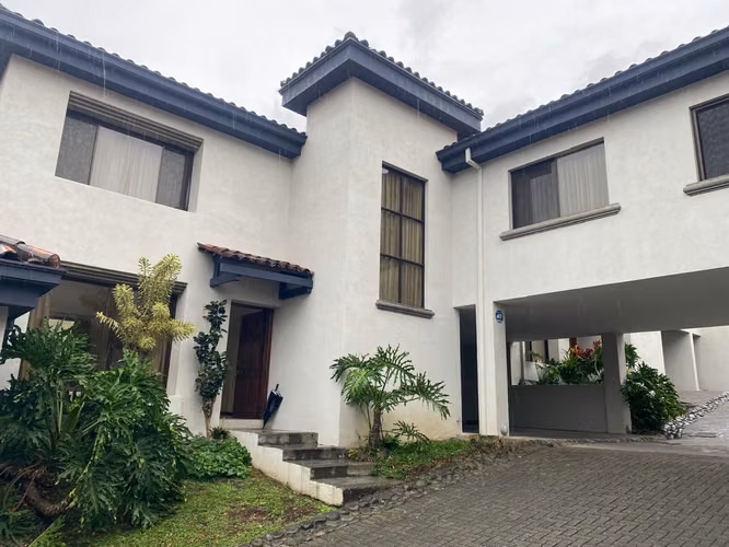 Amplia casa en alquiler amueblada en los Laureles de Escazu.