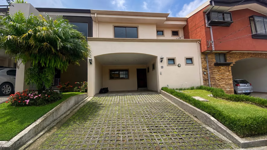 Venta de elegante casa en Lomas de Granadilla