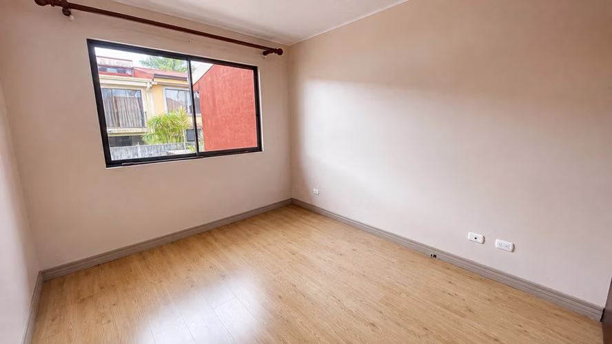 Venta de elegante casa en Lomas de Granadilla - Imagen 17