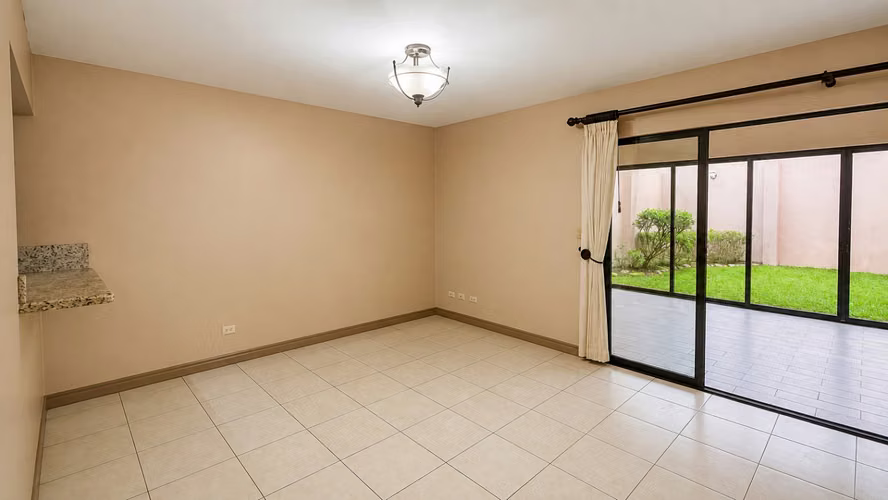 Venta de elegante casa en Lomas de Granadilla - Imagen 20