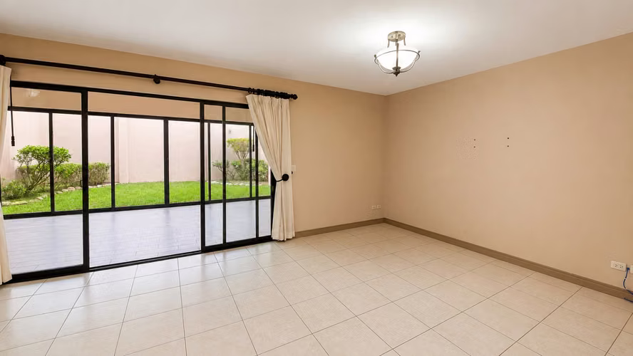 Venta de elegante casa en Lomas de Granadilla - Imagen 8