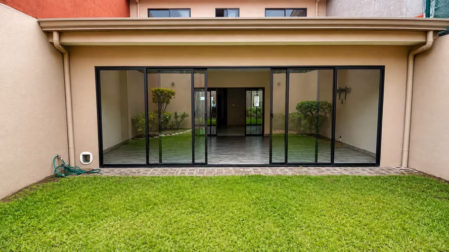 Venta de elegante casa en Lomas de Granadilla - Imagen 11