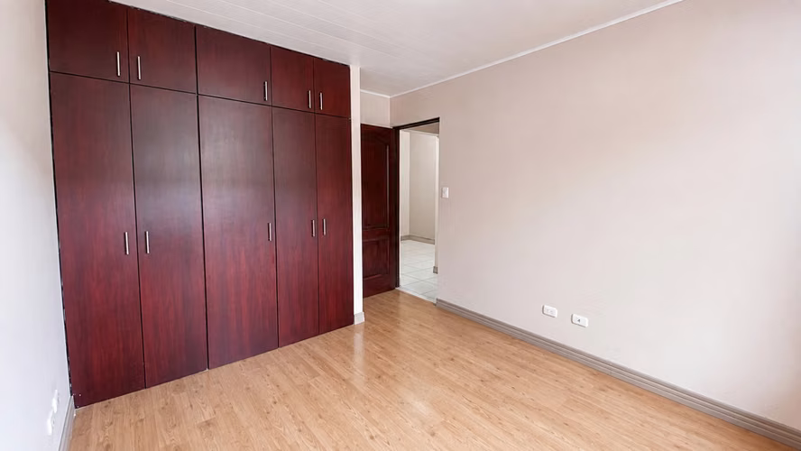 Venta de elegante casa en Lomas de Granadilla - Imagen 18