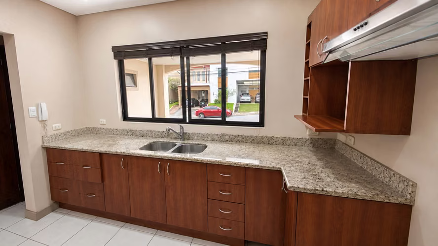 Venta de elegante casa en Lomas de Granadilla - Imagen 4