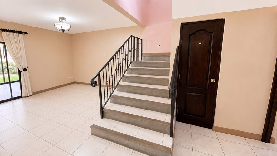 Venta de elegante casa en Lomas de Granadilla - Imagen 9