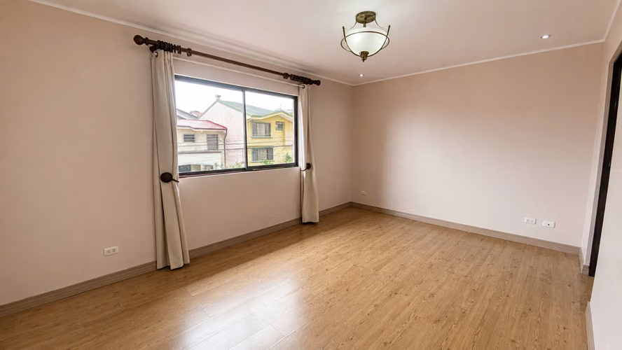 Venta de elegante casa en Lomas de Granadilla - Imagen 13