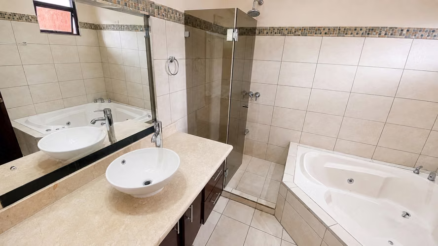 Venta de elegante casa en Lomas de Granadilla - Imagen 15