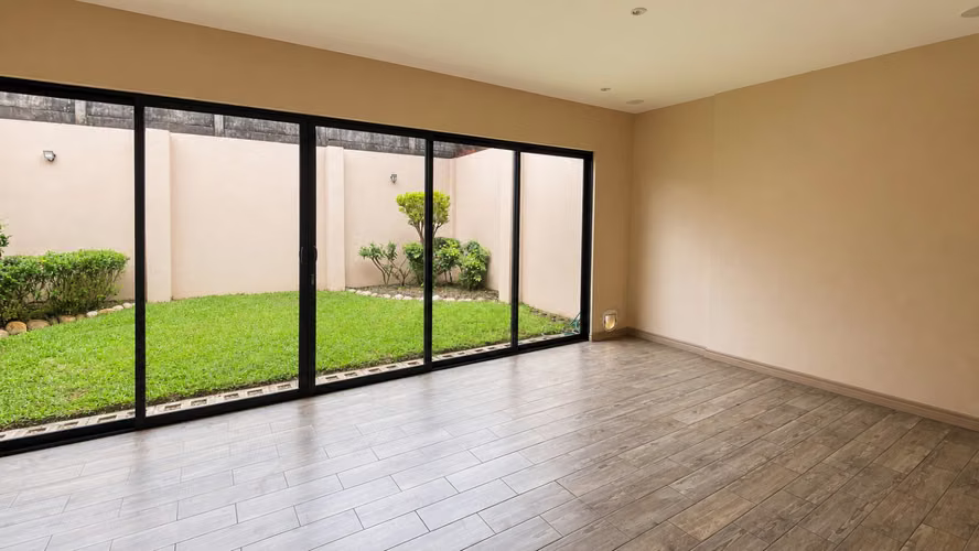 Venta de elegante casa en Lomas de Granadilla - Imagen 10