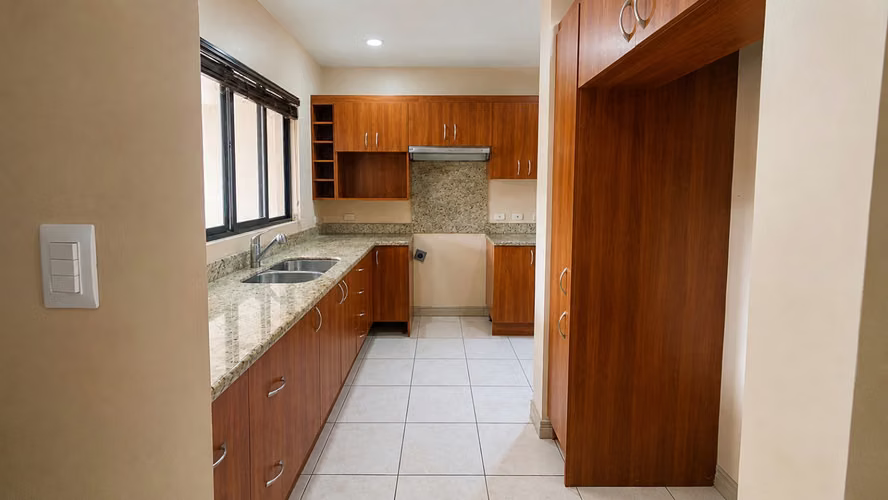 Venta de elegante casa en Lomas de Granadilla - Imagen 2