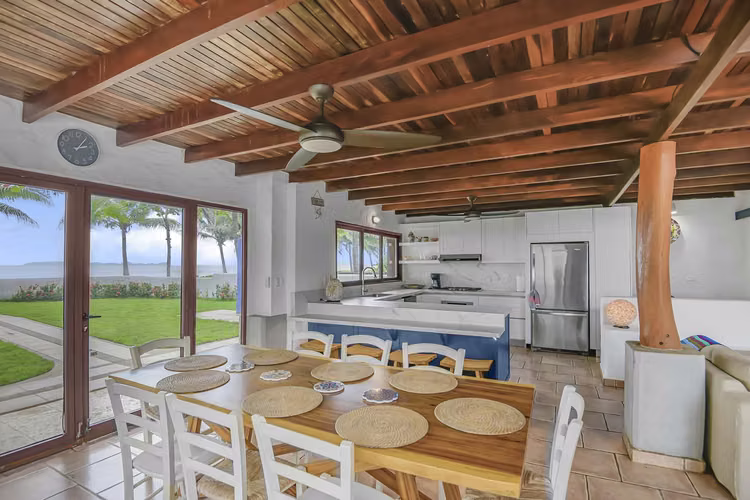 Casa Frente al Mar con Piscina Privada en Playa Tivives | Vista Espectacular + Airbnb Ready