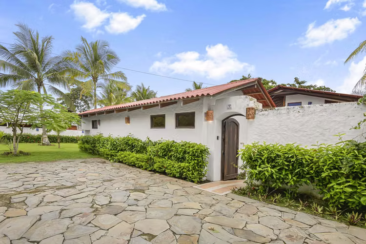Casa Frente al Mar con Piscina Privada en Playa Tivives | Vista Espectacular + Airbnb Ready