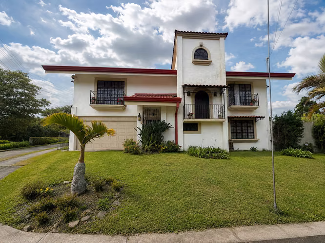 Venta de hermosa casa  Estilo Colonial, en Residencial