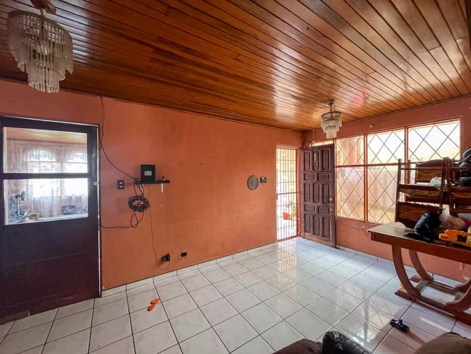 Venta de casa con 414 m² de terreno y gran potencial para remodelar