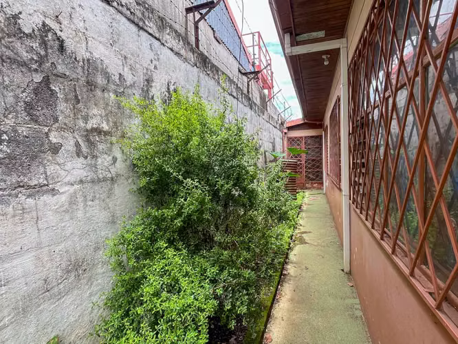 Venta de casa con 414 m² de terreno y gran potencial para remodelar