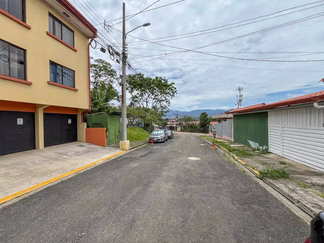 Venta de casa con 414 m² de terreno y gran potencial para remodelar