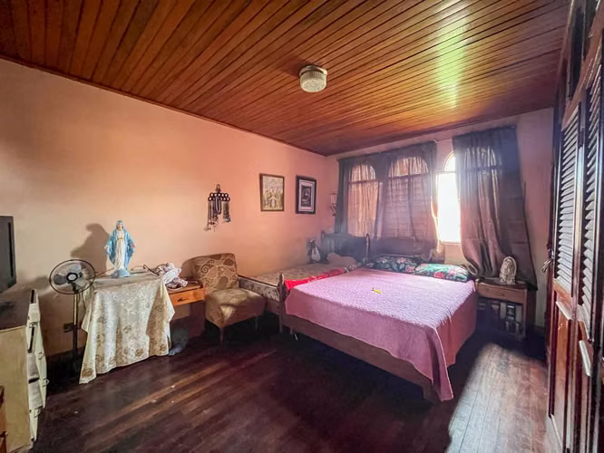 Venta de casa con 414 m² de terreno y gran potencial para remodelar