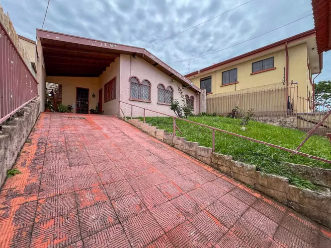 Venta de casa con 414 m² de terreno y gran potencial para remodelar