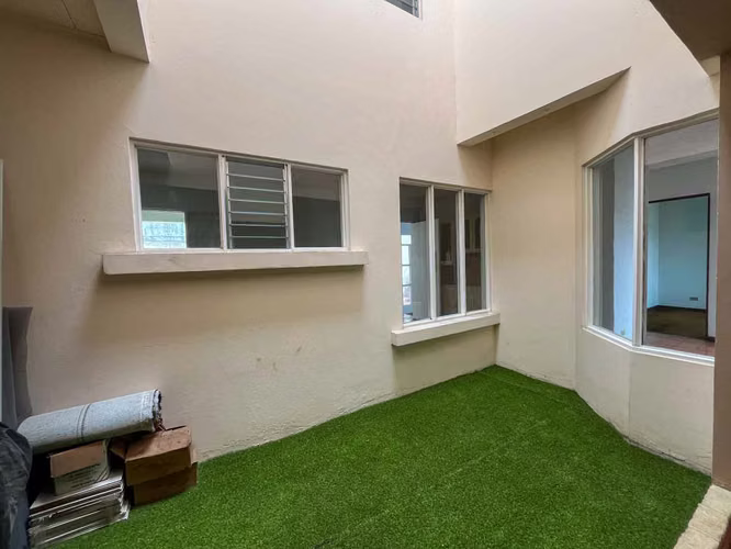 Venta de casa con piscina privada y jardín - Imagen 7
