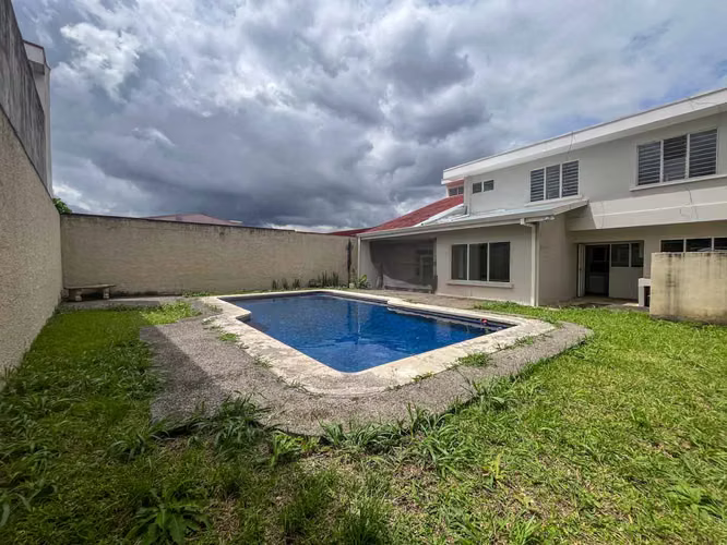 Venta de casa con piscina privada y jardín - Imagen 19