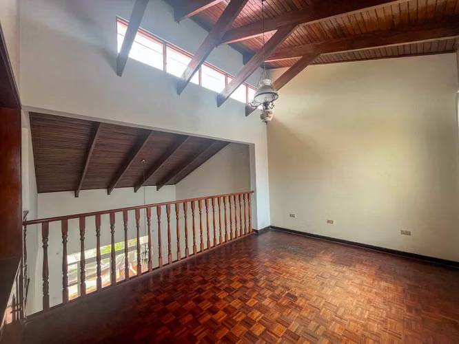 Venta de casa con piscina privada y jardín - Imagen 18