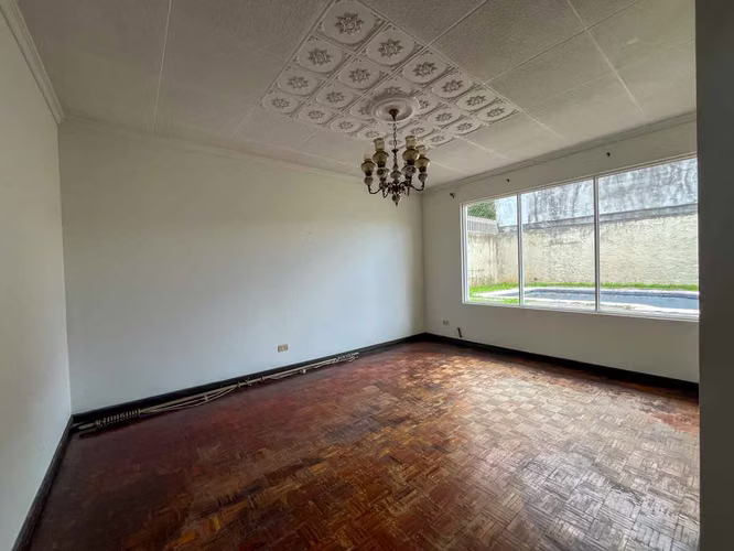 Venta de casa con piscina privada y jardín - Imagen 4