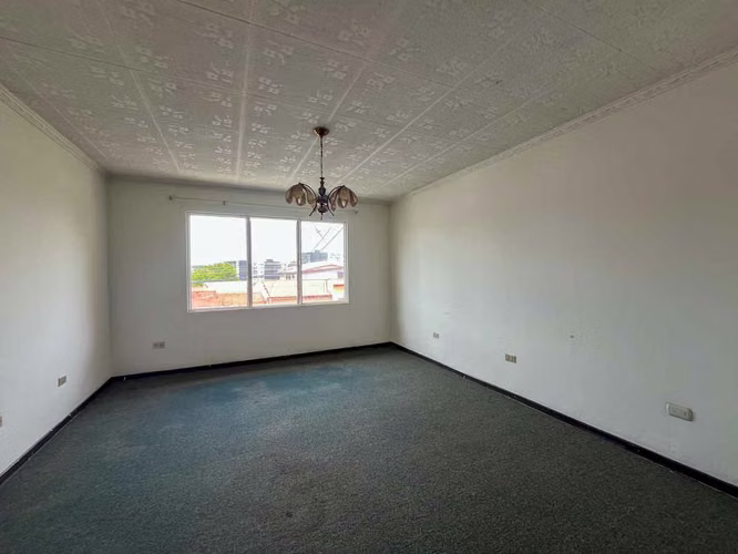 Venta de casa con piscina privada y jardín - Imagen 15