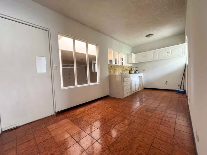 Venta de casa con piscina privada y jardín - Imagen 2