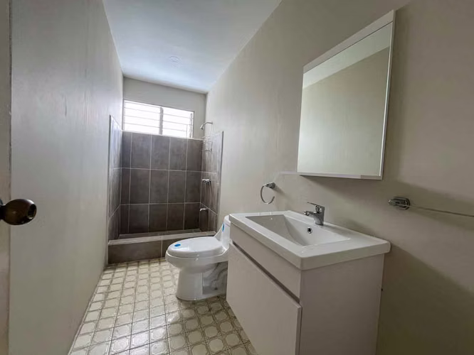 Venta de casa con piscina privada y jardín - Imagen 11