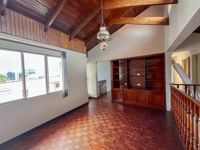 Venta de casa con piscina privada y jardín - Imagen 10