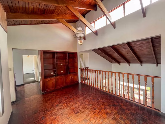 Venta de casa con piscina privada y jardín - Imagen 9