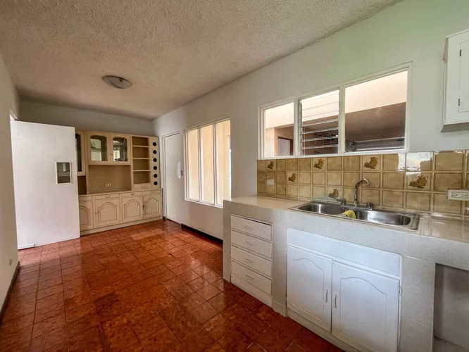 Venta de casa con piscina privada y jardín - Imagen 3