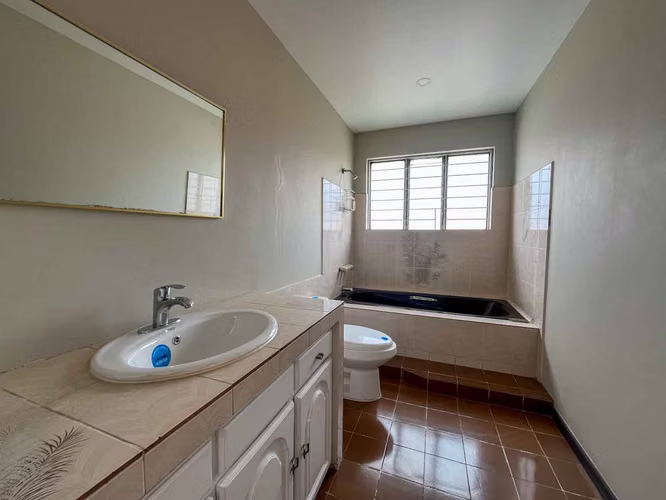 Venta de casa con piscina privada y jardín - Imagen 16