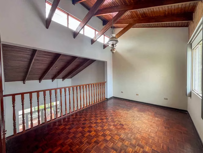 Venta de casa con piscina privada y jardín - Imagen 8