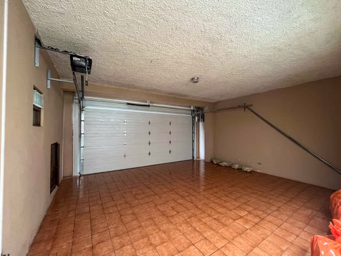 Venta de casa con piscina privada y jardín - Imagen 6