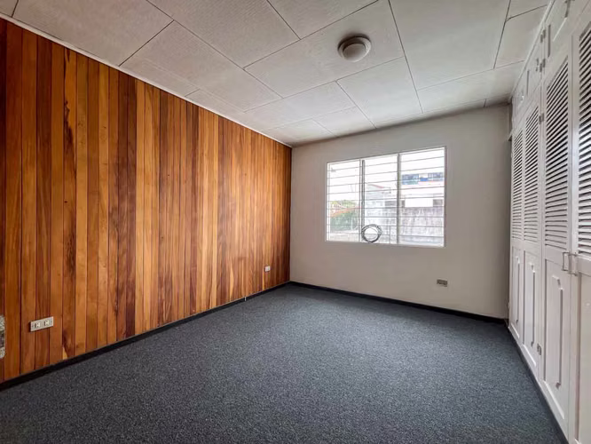 Venta de casa con piscina privada y jardín - Imagen 12