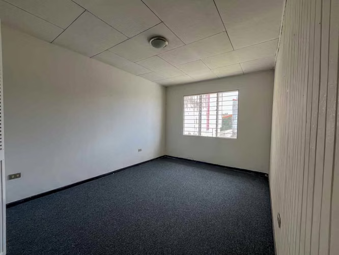 Venta de casa con piscina privada y jardín - Imagen 13