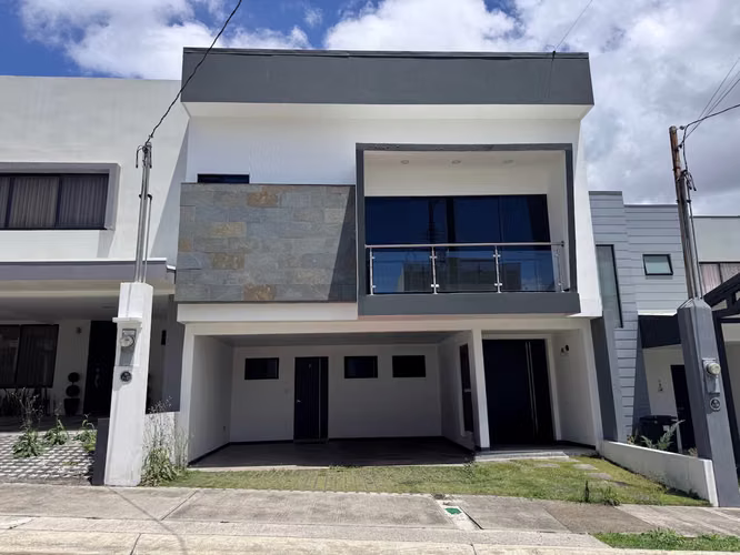Venta de Amplia Casa en Condominio Terralta con Extraordinaria Iluminación - Imagen 12