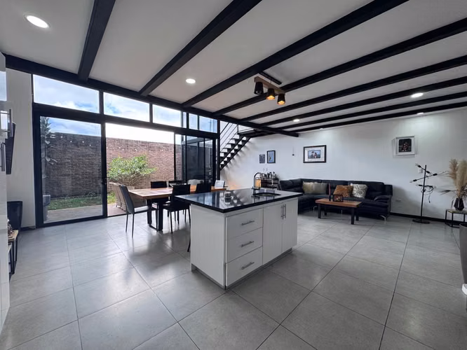 Venta de Amplia Casa en Condominio Terralta con Extraordinaria Iluminación - Imagen 5